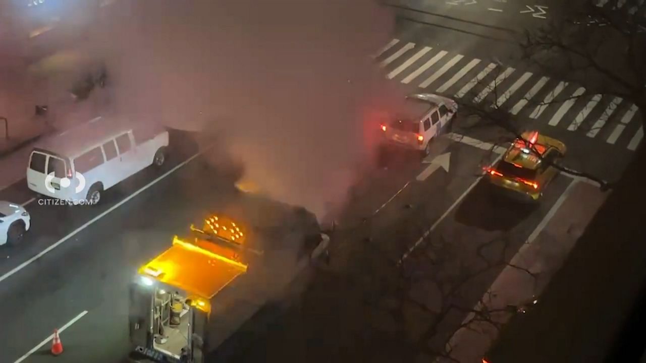 曼哈顿爆裂蒸汽管道导致交通严重堵塞